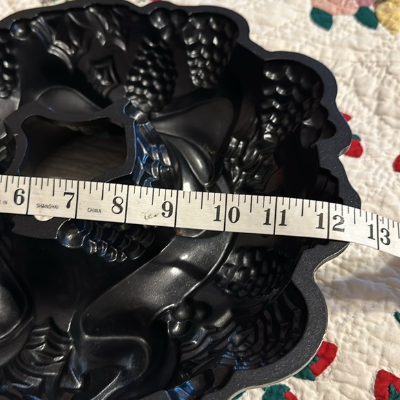 Nordic Ware Holiday Wreath Platinum Collection Bundt Cake Pan 9 Cup - Picture 3 of 4